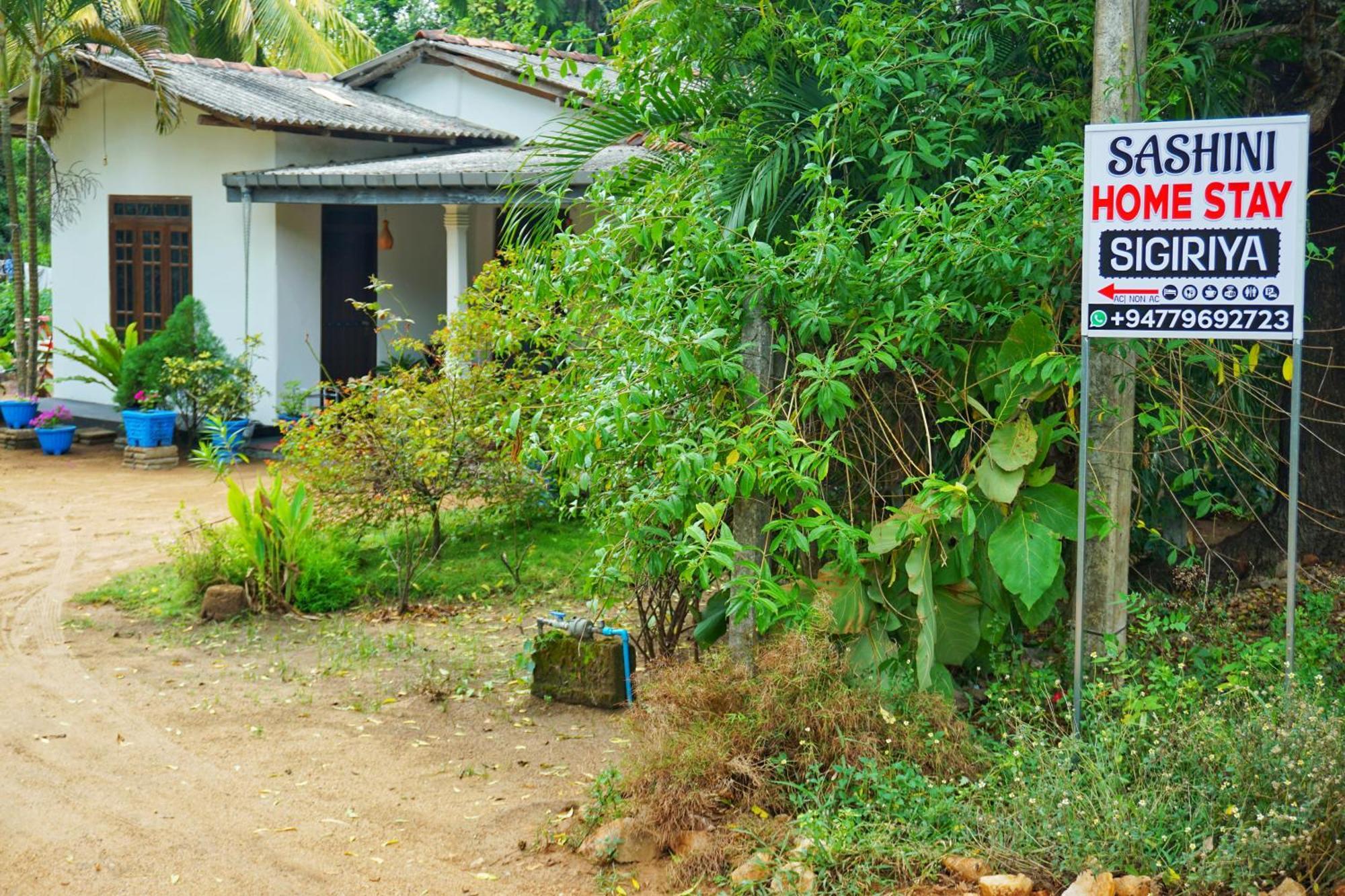 Sashini Homestay Сигирия Экстерьер фото